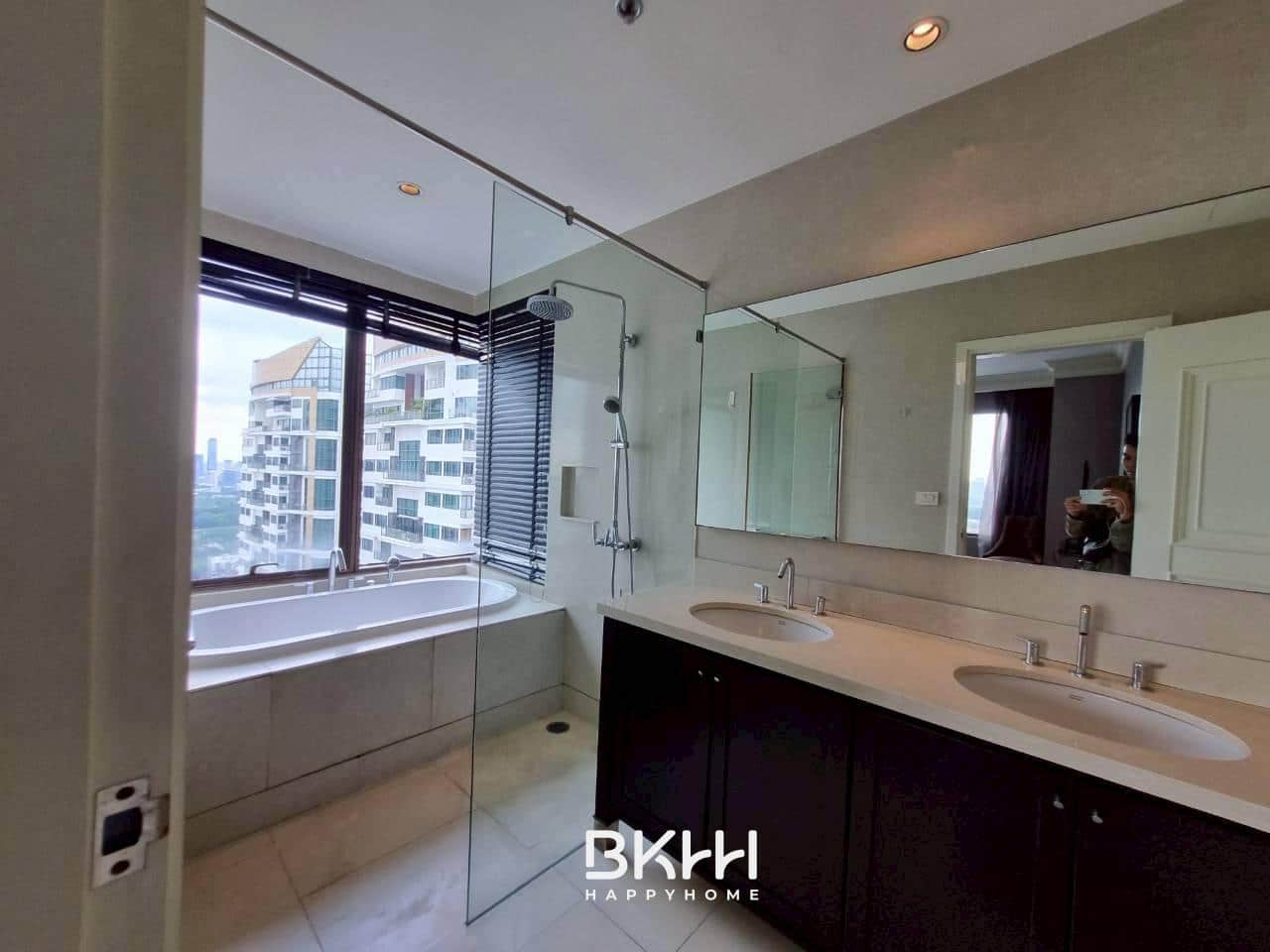 LINE_ALBUM_93330 condo emporio place_251012_17